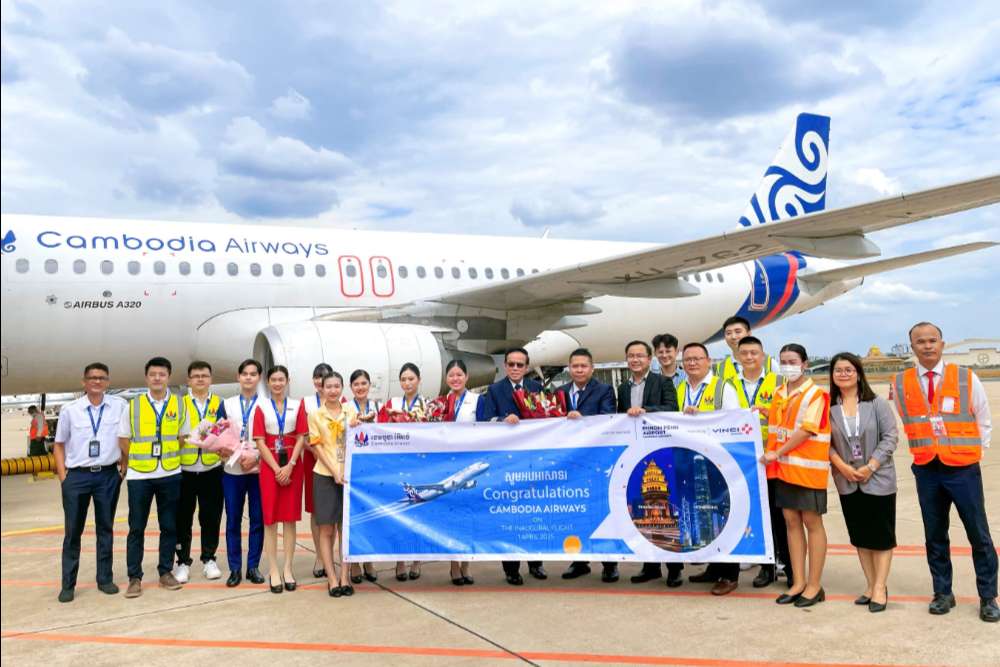 מטוס של קמבודיה איירווייז וצוותו